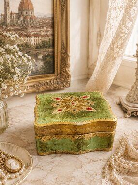 Vintage Italian Florentine Gold Leaf Gilt Hand-Painted Carved Wooden Jewelry Box